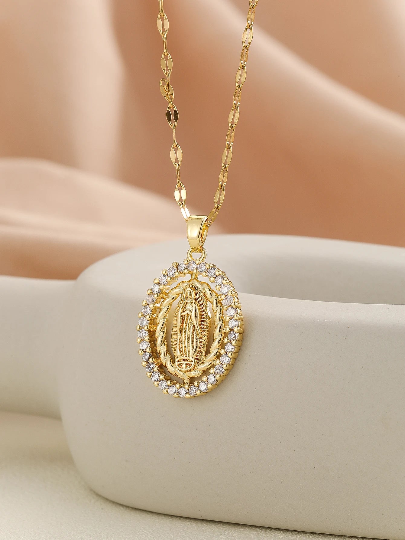 European and American fashion minimalist men and women's micro inlaid zirconium Virgin Mary hollowed out circular necklace