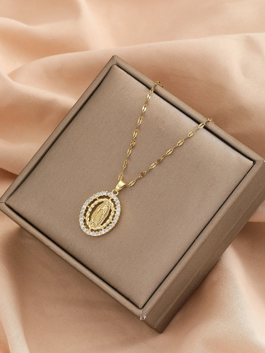 European and American fashion minimalist men and women's micro inlaid zirconium Virgin Mary hollowed out circular necklace