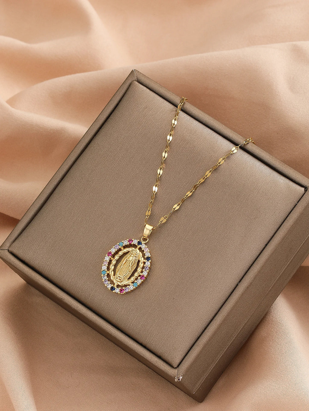European and American fashion minimalist men and women's micro inlaid zirconium Virgin Mary hollowed out circular necklace