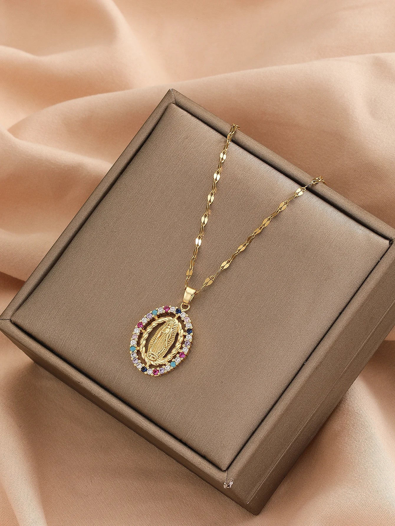 European and American fashion minimalist men and women's micro inlaid zirconium Virgin Mary hollowed out circular necklace